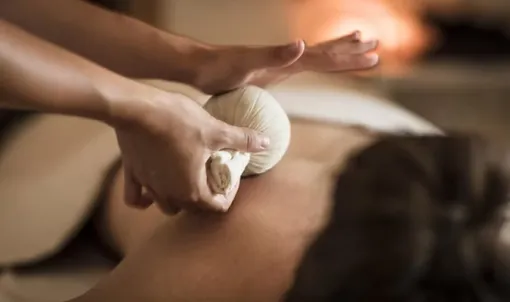 Massage aux compresses d'herbes chaudes à Nice, Nice, Suksabai Thai Massage