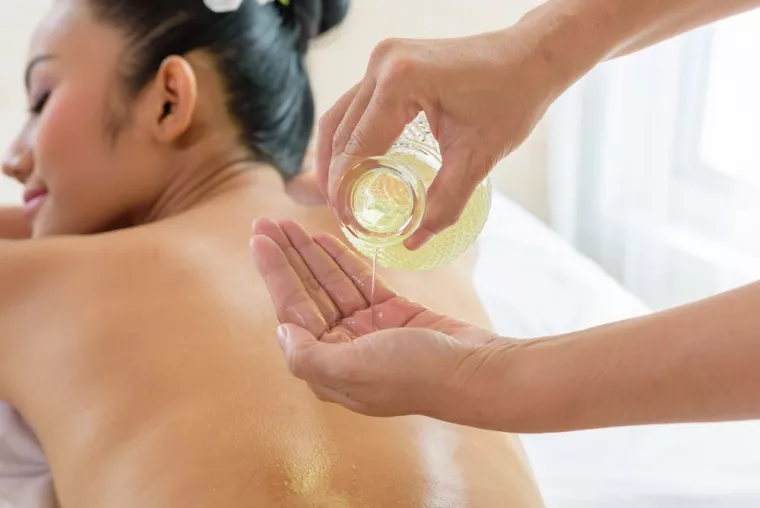 Prendre rendez-vous pour un massage à l'huile de coco en institut, Nice, Suksabai Thai Massage