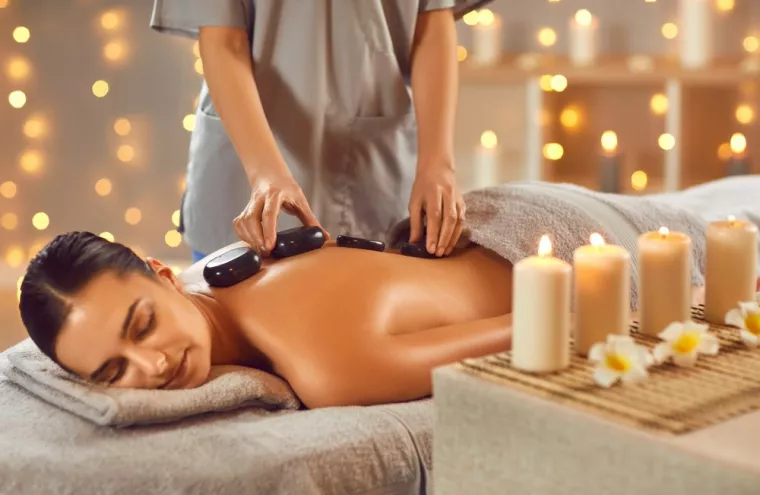 En quoi consiste un massage aux pierres chaudes et combien de temps dure-t-il généralement ?, Nice, Suksabai Thai Massage